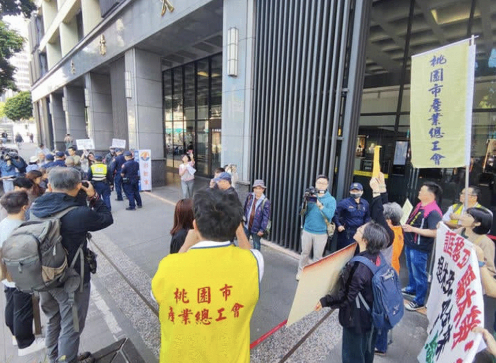 The Taiwan Solidarity Party and employer groups engaged in a heated verbal clash with labor unions during a press conference.
