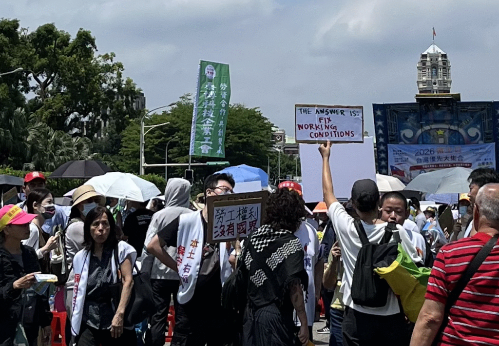 Supporters and members of the Taiwan Solidarity Party harass peaceful counter-protestors at the May 2nd "Employer's Day Rally."